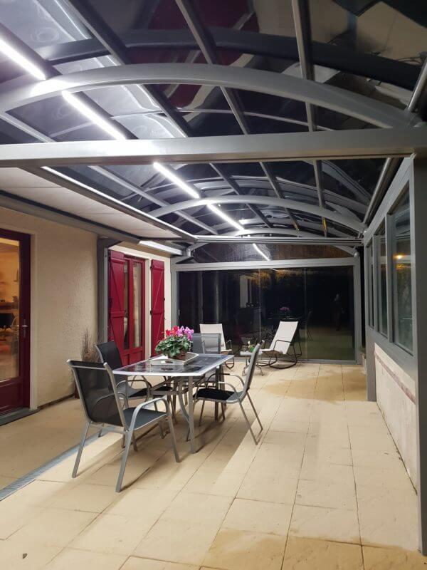 Abri de terrasse gris transparent + fermetures vitrées coulissantes & fixes + éclairage LED + store motorisé